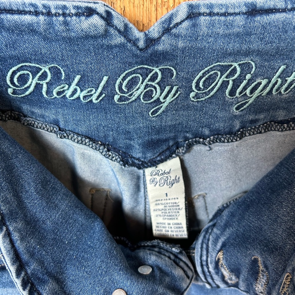 Women’s denim Capri pants. - Picture 3 of 4